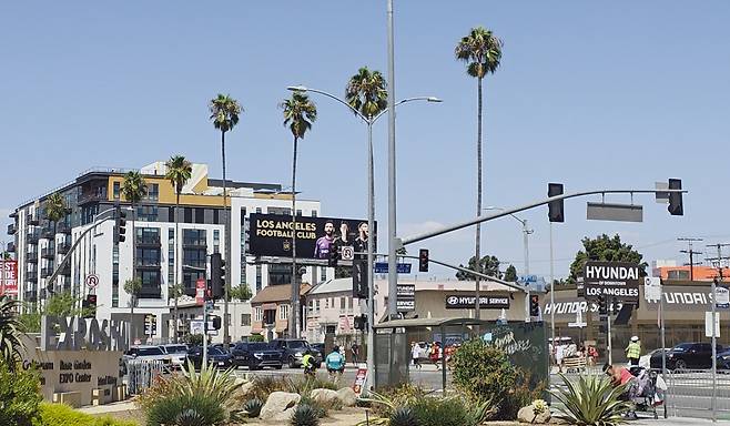 LA 다운타운 건물 옥상 간판에 메인을 차지한 손흥민 [LA/박지은 기자]