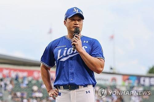 오승환이 28일 서울 잠실야구장에서 두산 베어스와의 원정경기 시작 전 열린 은퇴행사에서 인사말을 하고 있다. [연합뉴스 제공]