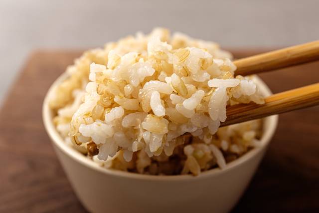 나쁜 콜레스테롤 수치를 낮추는 데는 현미 같은 식이섬유가 풍부한 농산물을 먹는 게 좋다. 이미지투데이