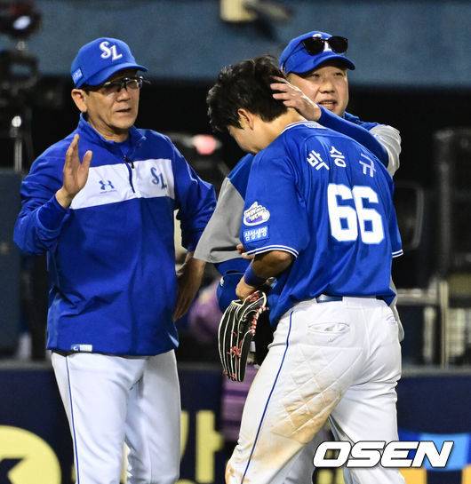 [OSEN=잠실, 지형준 기자] 삼성 박진만 감독이 9회 실책을 저지른 박승규를 격려하고 있다. 2025.05.30 /jpnews@osen.co.kr