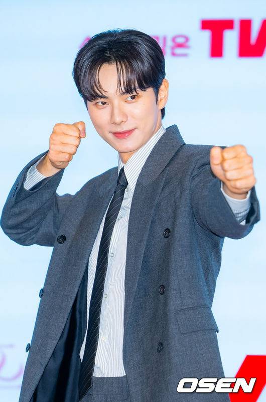 [OSEN=민경훈 기자]  19일 오후 서울 신도림 디큐브시티 내 더 세인트에서  tvN 새 토일드라마 ‘폭군의 셰프’(연출 장태유) 제작발표회가 진행됐다.오는 23일 첫 방송 예정인  ‘폭군의 셰프’는 최고의 순간 과거로 타임슬립한 셰프(임윤아)가 최악의 폭군이자 절대 미각의 소유자인 왕을 만나며 벌어지는 서바이벌 판타지 로맨틱코미디 드라마이다.배우 이채민이 무대 위에서 포즈를 취하고 있다. 2025.08.19 /rumi@osen.co.kr