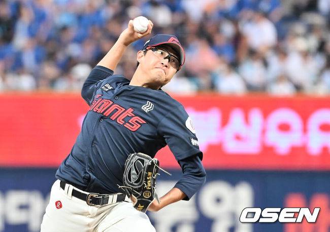 [OSEN=창원, 이석우 기자] 22일 창원NC파크에서 2025 신한 SOL 뱅크 KBO 리그 NC 다이노스와 롯데 자이언츠의 경기가 열렸다. 홈팀 NC는 신민혁이, 방문팀 롯데는 박세웅이 선발 출전했다. 롯데 자이언츠 선발투수 박세웅이 역투하고 있다. 2025.08.22 / foto0307@osen.co.kr