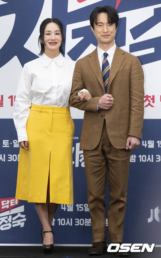 [OSEN=김성락 기자] 13일 오후 서울 강남구 조선 팰리스 호텔에서 JTBC 새 토일드라마 ‘닥터 차정숙’ 제작발표회가 열렸다. 배우 엄정화, 김병철이 취재진을 향해 포즈를 취하고 있다. 2023.04.13 /ksl0919@osen.co.kr