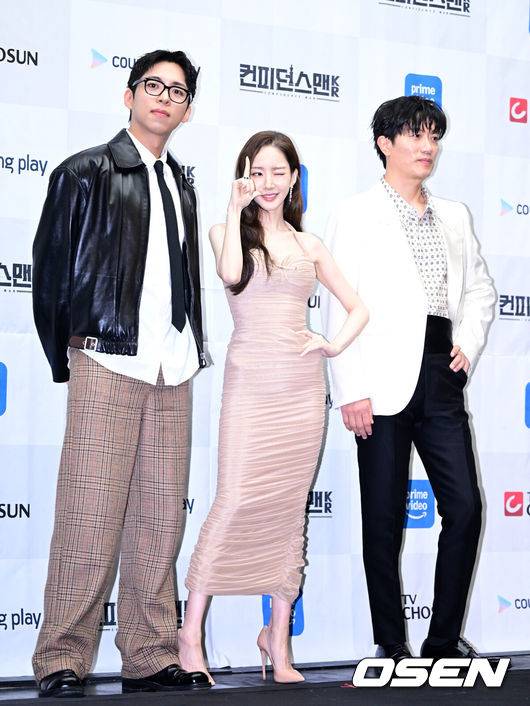 [OSEN=최규한 기자] 1일 오후 서울 상암동 스탠포드 호텔에서 TV CHOSUN 새 주말 미니시리즈 ‘컨피던스맨 KR’ 제작발표회가 열렸다.‘컨피던스맨 KR’은 다재다능한 능력을 보유한 사기꾼 3명이 이 시대의 악당들을 향한 복수에 나서는 케이퍼 코믹물이다.배우 주종혁, 박민영, 박희순(왼쪽부터)이 포토타임을 하고 있다. 2025.09.01 / dreamer@osen.co.kr