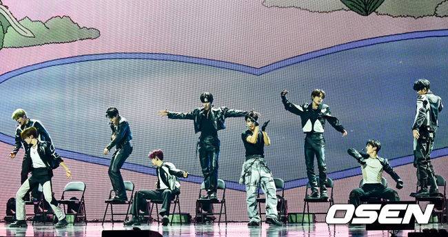 [OSEN=지형준 기자] 1일 오후 서울 용산구 한남동 블루스퀘어에서 제로베이스원(성한빈, 김지웅, 장하오, 석매튜, 김태래, 리키, 김규빈, 박건욱, 한유진) 정규 1집 '네버 세이 네버(NEVER SAY NEVER)' 발매 쇼케이스가 열렸다. '네버 세이 네버'는 제로베이스원이 데뷔 후 처음 선보이는 정규 앨범이자, 제로즈(ZEROSE, 팬덤명)와 함께 쌓아 올린 음악 여정에서 가장 빛나는 순간을 담아낸 앨범이다. '청춘 3부작'과 '파라다이스 2부작'을 거쳐 지난 2년 간의 서사를 응축해 가장 아이코닉한 'TEAM ZB1' 시너지를 완성했다.제로베이스원이 무대를 선보이고 있다. 2025.09.01 / jpnews@osen.co.kr