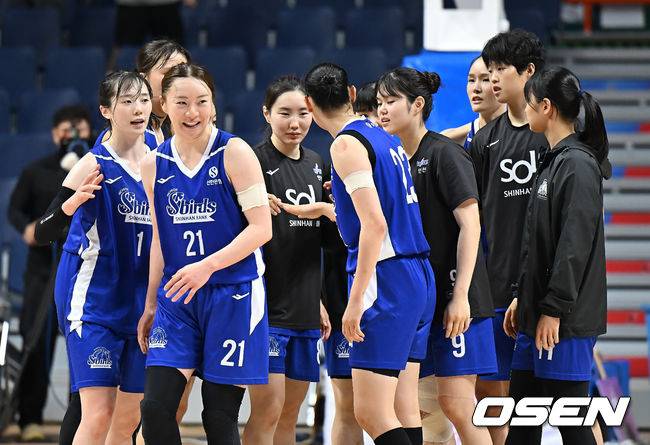 [OSEN=부산, 이석우 기자] 1일 부산 사직실내체육관에서 2025 BNK금융 박신자컵 조별예선 인천 신한은행과 DVTK 훈테름(헝가리)의 경기가 열렸다. ‘박신자컵’은 한국 여자 농구의 전설적인 선수 박신자를 기리기 위해 2015년에 창설한 대회로 올해는 BNK 썸 등 한국여자프로농구 6개 구단과 후지쯔 레드 웨이브(일본), 덴소 아이리스(일본), 카사데몬트 사라고사(스페인), DVTK 훈테름(헝가리) 등 4개 해외 초청팀이 참가한다.인천 신한은행 선수들이 DVTK 훈테름(헝가리)에 70-63으로 승리, 기쁨을 나누고 있다. 2025.09.01 / foto0307@osen.co.kr