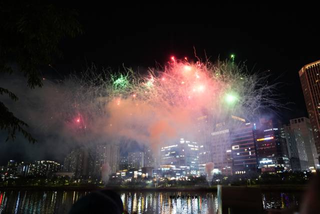 ▲ 지난달 30일 미사호수공원에서 열린 '2025 Stage 하남! 버스킹' 하반기 오픈공연의 마지막 피날레가 불꽃놀이로 하남의 밤하늘을 수놓고 있다. ⓒ 하남시