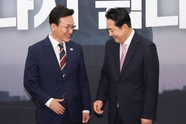 ▲김민석 국무총리와 국민의힘 장동혁 대표(오른쪽)가 1일 서울 여의도 국회에서 만나 악수하며 잠시 머뭇거리고 있다. ⓒ연합뉴스