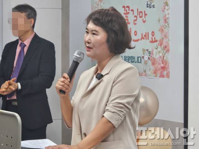 ▲26일 두암중학교에서 열린 정년퇴임식에서 오경미 교장이 퇴임사를 발표하고 있다.2025.08.26ⓒ프레시안(김보현)