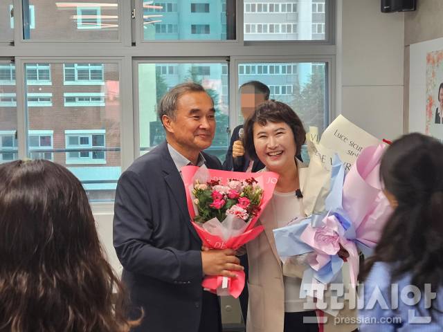 ▲26일 광주 북구 두암중학교에서 열린 오경미 교장의 정년퇴임식에서 오 교장과 이재남 평동초 교장이 꽃다발을 건네며 기념사진을 찍고 있다.2025.08.26ⓒ프레시안(김보현)
