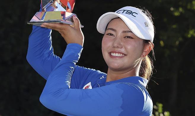 미국여자프로골프(LPGA) 미란다 왕이 1일 미국 매사추세츠주 노턴 보스턴 TPC(파72)에서 열린 LPGA 투어 FM 챔피언십에서 우승한 뒤 트로피를 들고 밝게 웃고 있다. 노턴=AP연합뉴스