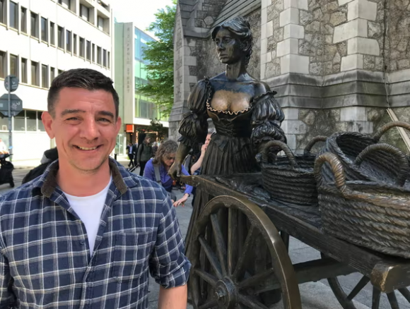 노르웨이 출신의 관광객 안데르스 오우스티드가 아일랜드 더블린의 몰리 말론 청동상 앞에 서 있다. 가디언 제공