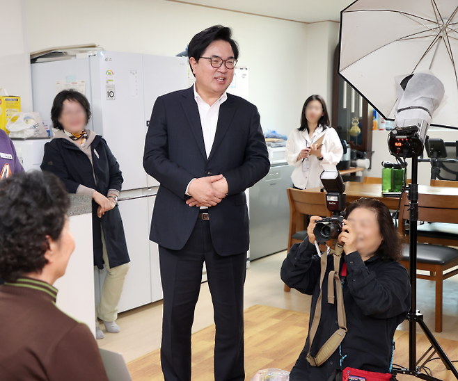 박일하 서울 동작구청장이 지난 4월 ‘찾아가는 주민등록증 발급 서비스’ 현장을 찾아 주민들과 대화하고 있다. 동작구 제공