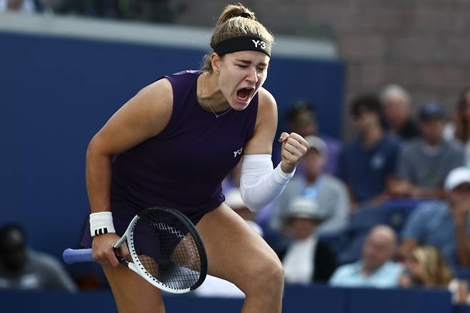 체코 테니스 선수 카롤리나 무호바가 지난달 28일(현지시간) 미국 뉴욕 빌리진킹 내셔널 테니스 센터에서 열린 US오픈 테니스 대회 여자 단식 2회전 경기에서 루마니아의 소라나 크르스테아를 이긴 후 포효하고 있다. AP 뉴시스