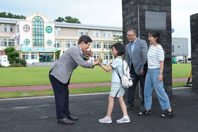 김광수 제주도교육감이 1일 평대초등학교를 방문해 농어촌유학을 오는 학생들을 반갑게 맞이하며 하이파이브를 하고 있다. 제주도교육청 제공