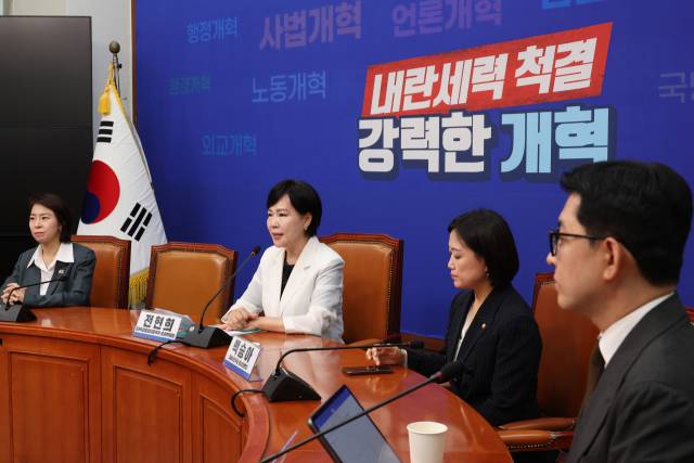 전현희 더불어민주당 3대특검 종합대응특위 총괄위원장이 31일 서울 여의도 국회에서 기자회견을 하고 있다. 연합뉴스