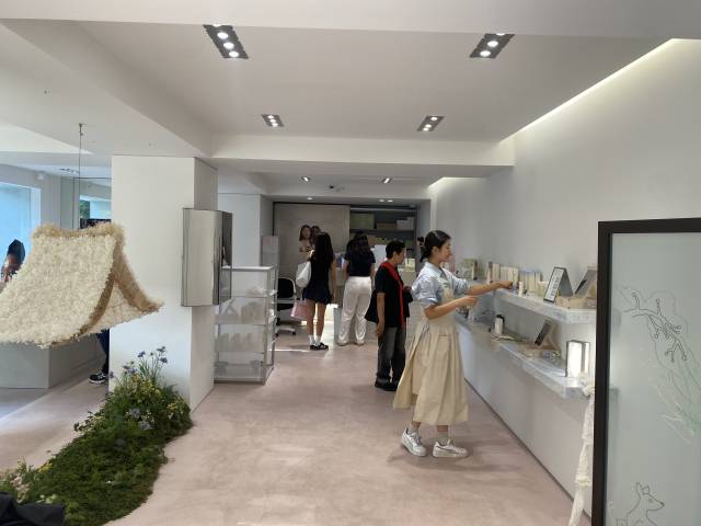 외국인 관광객들이 서울 삼청동 ‘조선미녀’ 플래그십 스토어에서 제품을 구경하고 있다. 김남명 기자