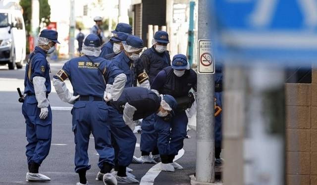 일본 경찰이 1일 도쿄 세타가야구 주택가에서 한국인 여성이 피를 흘리고 쓰러진 장소를 조사하고 있다. 도쿄교도연합뉴스