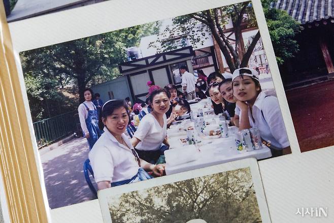 고 정창숙씨(앉은 이들 중 왼쪽에서 두 번째)가 참사 전 삼풍백화점 근무 동료들과 제주도 여행을 가서 찍은 사진. ⓒ시사IN 신선영