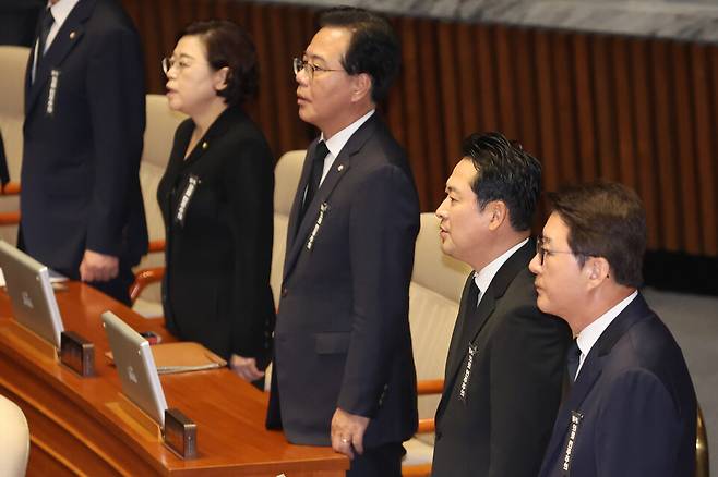 국민의힘의 장동혁 대표와 송언석 원내대표를 비롯한 의원들이 1일 서울 여의도 국회 본회의장에서 열린 제429회 정기국회 개회식에&nbsp;상복차림으로 참석해 애국가를 부르고 있다.&nbsp;