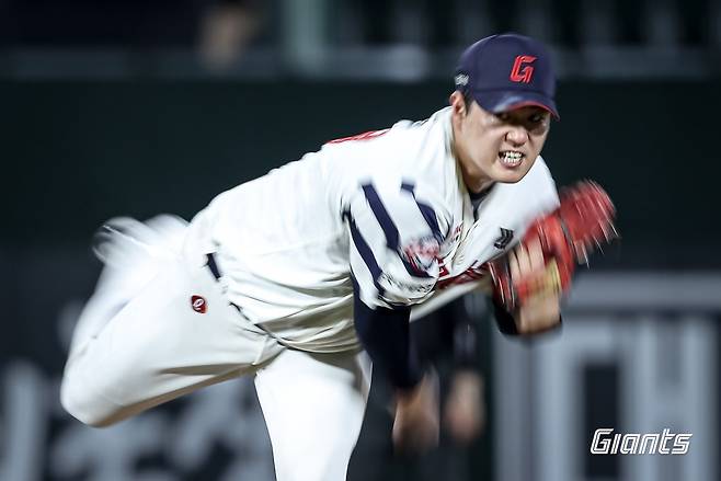 롯데 나균안이 8월 31일 사직구장에서 열린 두산과 홈경기 4회초 양의지의 강습 타구에 맞고 교체됐다. 맨 처음 벤치의 교체 지시를 고사한 나균안은 한 타자를 더 상대한 뒤 김태형 롯데 감독의 뜻에 따랐다. 롯데는 나균안의 집념을 이어 두산을 5-1로 제압하고 4위를 지켰다. 사진제공｜롯데 자이언츠