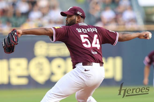 키움 라울 알칸타라가 지난달 31일 잠실구장에서 열린 LG전에 선발등판해 힘차게 공을 던지고 있다. 이날 알칸타라는 6이닝 4탈삼진 2실점을 기록했다. 알칸타라와 메르세데스가 완성한 키움표 원투펀치는 9월 순위 싸움을 펼치는 상대팀들에게 까다로운 존재가 될 전망이다. 사진제공｜키움 히어로즈