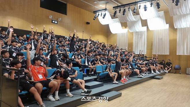 OK 읏맨 럭비 아카데미에 참석한 중학교 럭비 선수들이 최재섭 전 대한럭비협회 부회장이 낸 질문에 답을 하겠다며 앞다퉈 손을 들고 있다. 김세훈 기자
