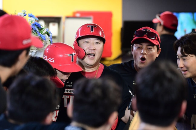 KIA 최형우가 28일 인천 SSG전에서 9회초 시즌 20호인 2점 홈런을 터뜨린 뒤 동료들의 축하를 받고 있다. KIA 제공