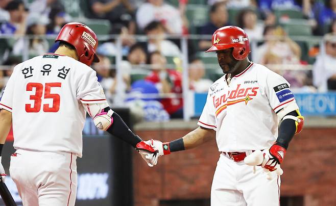 지난달 7일 인천 SSG랜더스필드에서 열린 2025 프로야구 삼성 라이온즈와 SSG 랜더스의 경기. 5회 말 SSG 에레디아가 솔로 홈런을 친 뒤 한유섬과 하이파브 하고 있다. 2025.8.7 연합뉴스