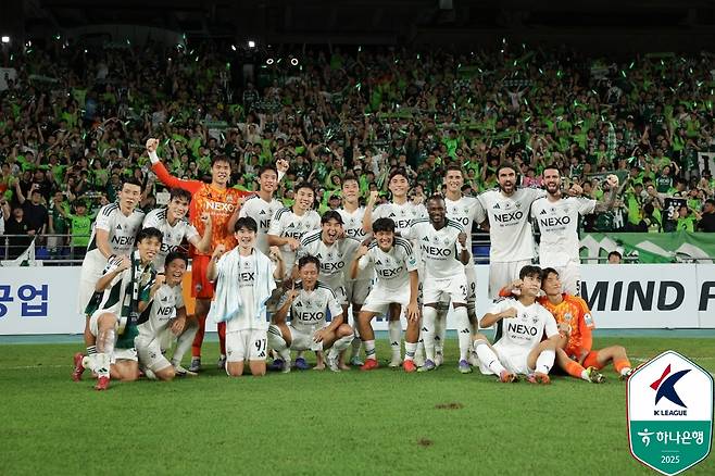 프로축구 K리그1 전북 현대 선수들이 지난달 30일 울산문수축구경기장에서 열린 울산 HD전 2-0 승리 후 팬들과 승리 세리머니를 하고 있다. /사진=한국프로축구연맹 제공