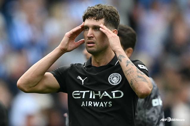 아쉬워하는 맨시티 수비수 존 스톤스. /AFPBBNews=뉴스1