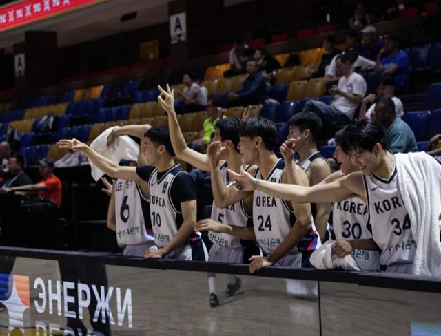 기뻐하는 U-16 선수들. /사진=FIBA 홈페이지 캡처