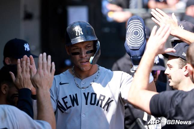 뉴욕 양키스 애런 저지가 1일 시카고 화이트삭스전 홈런을 터뜨린 뒤 더그아웃에서 동료들의 환영을 받고 있다. /AFPBBNews=뉴스1