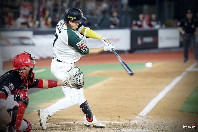 31일 오후 수원KT위즈파크에서 열린 2025 신한 SOL Bank KBO리그 KIA 타이거즈와 KT 위즈의 경기, KT가 7:6으로 승리하면서 2연승을 달렸다. 9회말 2사 1, 2루 KT 김상수가 끝내기 안타를 때리고 있다. KT 위즈