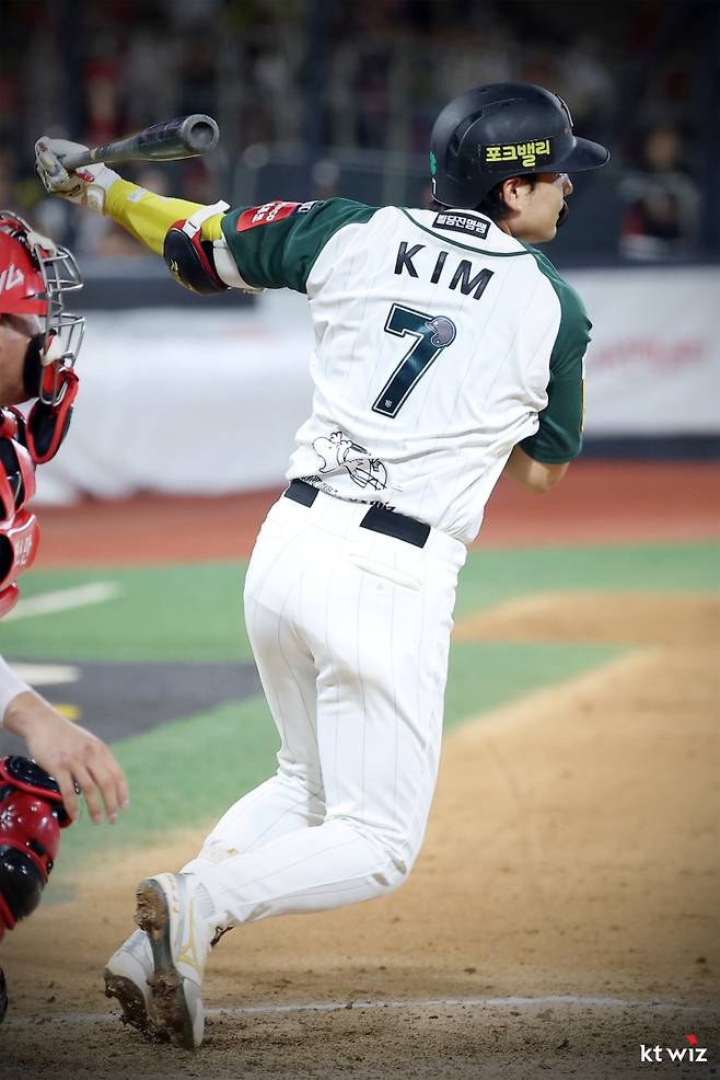 31일 오후 수원KT위즈파크에서 열린 2025 신한 SOL Bank KBO리그 KIA 타이거즈와 KT 위즈의 경기, KT가 7:6으로 승리하면서 2연승을 달렸다. 9회말 2사 1, 2루 KT 김상수가 끝내기 안타를 때리고 있다. KT 위즈