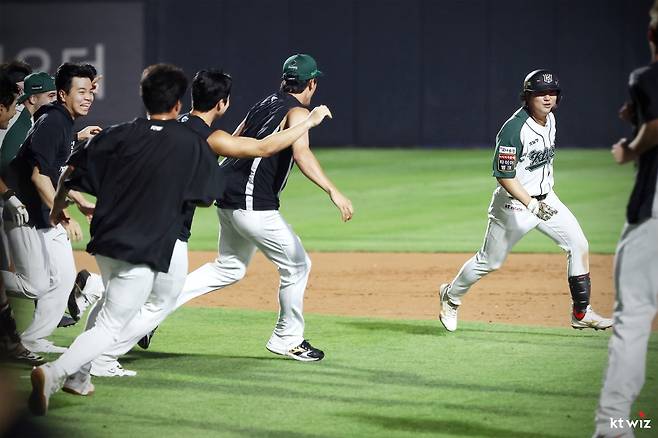 31일 오후 수원KT위즈파크에서 열린 2025 신한 SOL Bank KBO리그 KIA 타이거즈와 KT 위즈의 경기, KT가 7:6으로 승리하면서 2연승을 달렸다. 9회말 2사 1, 2루 KT 김상수가 끝내기 안타를 친 뒤 동료들과 기쁨을 나누고 있다. KT 위즈