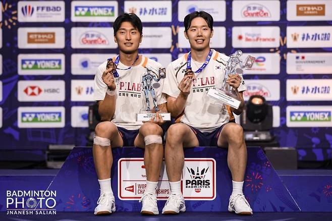 김원호-서승재는 1일(이하 한국시간) 프랑스 파리의 아디다스 아레나에서 열린 세계배드민턴연맹(BWF) 2025 세계개인배드민턴선수권 남자 복식 결승전에서 중국의 천보양-류이(11위) 조를 게임스코어 2-0(21-17 21-12)으로 완파하고 우승을 차지했다. 대한배드민턴협회 제공
