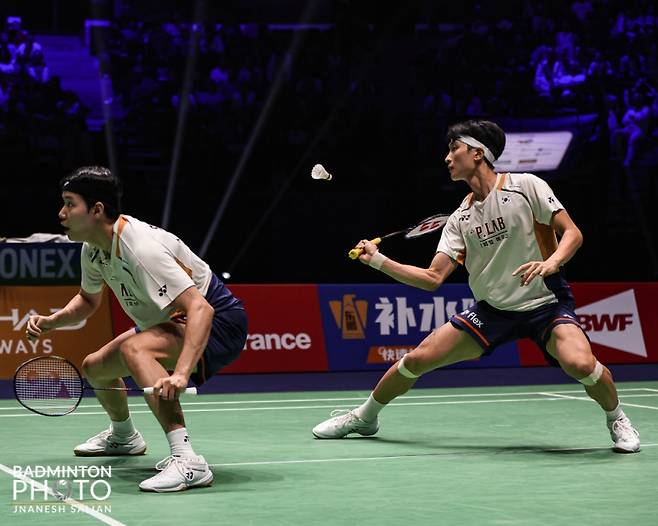 김원호-서승재는 1일(이하 한국시간) 프랑스 파리의 아디다스 아레나에서 열린 세계배드민턴연맹(BWF) 2025 세계개인배드민턴선수권 남자 복식 결승전에서 중국의 천보양-류이(11위) 조를 게임스코어 2-0(21-17 21-12)으로 완파하고 우승을 차지했다. 대한배드민턴협회 제공