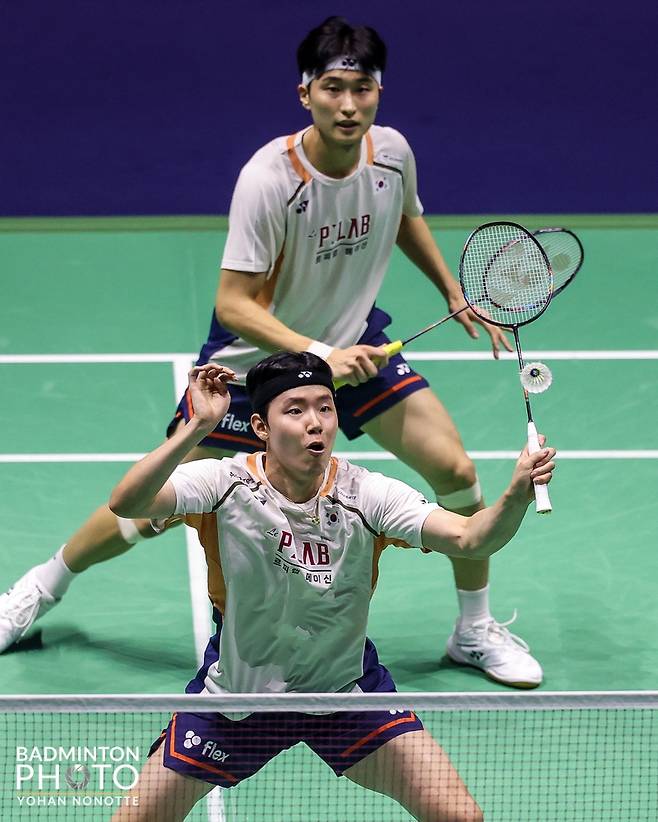 김원호-서승재는 1일(이하 한국시간) 프랑스 파리의 아디다스 아레나에서 열린 세계배드민턴연맹(BWF) 2025 세계개인배드민턴선수권 남자 복식 결승전에서 중국의 천보양-류이(11위) 조를 게임스코어 2-0(21-17 21-12)으로 완파하고 우승을 차지했다. 대한배드민턴협회 제공