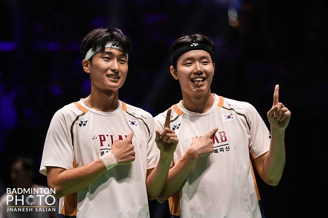 김원호-서승재는 1일(이하 한국시간) 프랑스 파리의 아디다스 아레나에서 열린 세계배드민턴연맹(BWF) 2025 세계개인배드민턴선수권 남자 복식 결승전에서 중국의 천보양-류이(11위) 조를 게임스코어 2-0(21-17 21-12)으로 완파하고 우승을 차지했다. 대한배드민턴협회 제공