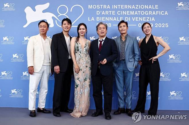 지난 29일 베네치아국제영화제 참석한 박찬욱 감독과 '어쩔수가없다' 배우들 [로이터=연합뉴스. 재판매 및 DB 금지]