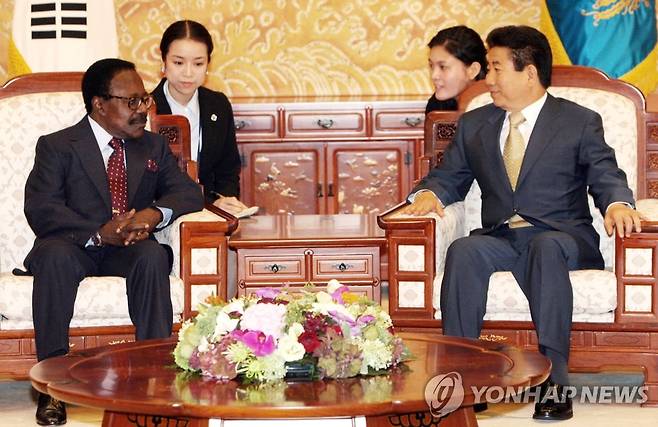 한·가봉 정상 환담 2007년 8월 10일 노무현 당시 대통령과 오마르 봉고 온딤바 가봉 대통령이 청와대에서 환담을 나누고 있다. [연합뉴스 자료사진. 재판매 및 DB 금지]