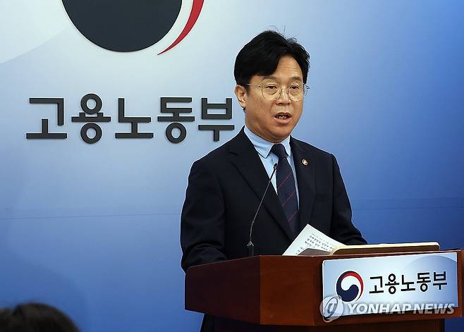 김영훈 고용장관, 업무상 질병 산재 처리 기간 단축 방안 브리핑 (세종=연합뉴스) 배재만 기자 = 김영훈 고용노동부 장관이 1일 정부세종청사 고용노동부 브리핑실에서 업무상 질병 산재 처리 기간 단축 방안에 관해 설명하고 있다. 2025.9.1 scoop@yna.co.kr