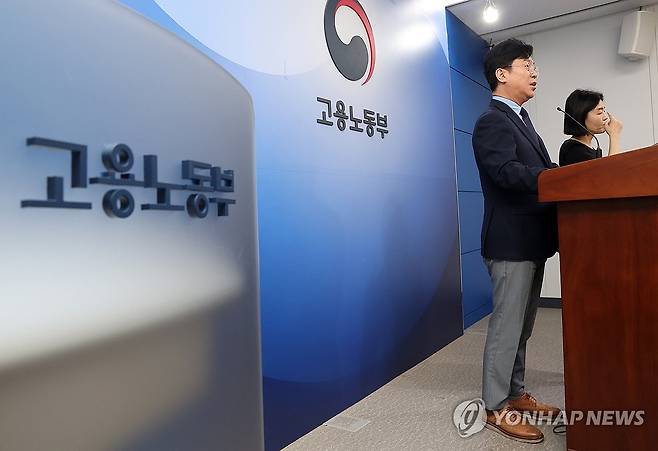 김영훈 고용장관, "업무상 질병 산재 처리 기간 단축 방안은" (세종=연합뉴스) 배재만 기자 = 김영훈 고용노동부 장관이 1일 정부세종청사 고용노동부 브리핑실에서 업무상 질병 산재 처리 기간 단축 방안에 관해 설명하고 있다. 2025.9.1 scoop@yna.co.kr