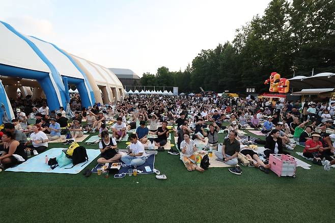 제3회 노원수제맥주축제를 즐기는 방문객들 [노원구 제공. 재판매 및 DB 금지]