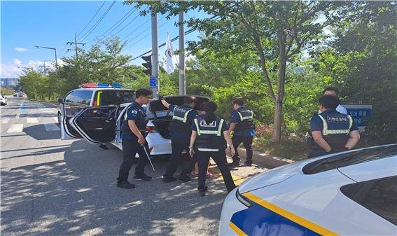 경찰에 붙잡힌 지명수배자 [대전경찰청 제공. 재판매 및 DB 금지]