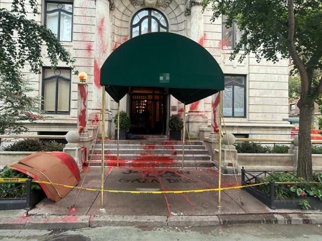 뉴욕타임스 편집국장의 자택이 페인트 테러를 당한 모습  [뉴욕데일리뉴스 X(@NYDailyNews) 계정 사진 캡처]
