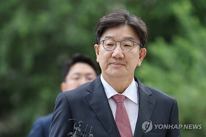 피의자 신분으로 특검 출석한 권성동 의원 (서울=연합뉴스) 임화영 기자 = 통일교 청탁 의혹을 받는 국민의힘 권성동 의원이 27일 서울 종로구 KT광화문빌딩에 마련된 김건희 여사 관련 의혹을 수사하는 민중기 특별검사팀 사무실에 피의자 신분으로 출석하고 있다.
    권 의원은 2021∼2024년 통일교 전 세계본부장 윤모 씨(구속기소)로부터 통일교 행사 지원 등을 요청받으며 불법 정치자금 1억원을 수수한 혐의(정치자금법 위반)를 받는다. 2025.8.27 hwayoung7@yna.co.kr