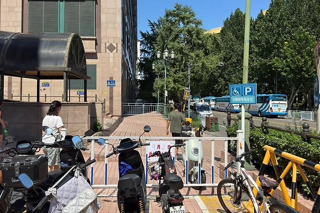 가로막힌 베이징역 주변 호텔 통로  (베이징=연합뉴스) 정성조 특파원 = 1일 오후 중국 베이징역 인근의 한 호텔 근처에 '9월 2일 이곳에 주차 금지'라는 문구와 함께 인도 차단 장치가 설치된 모습. 2025.9.1. xing@yna.co.kr