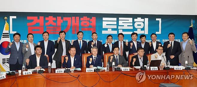 민주당 검찰개혁 토론회 (서울=연합뉴스) 김주성 기자 = 2일 서울 여의도 국회에서 열린 더불어민주당 검찰개혁토론회에서 당대표 후보인 정청래·박찬대 의원과 토론회 주최자인 민형배, 김용민, 장경태 의원 등 참석자들이 기념촬영 하고 있다. 2025.7.2 utzza@yna.co.kr